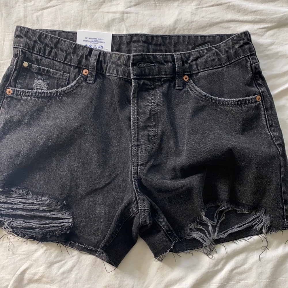 NWT, H&M 90s boyfriend shorts. So soft snd so flattering. Button fly.